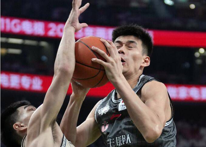 张天爱身着玫瑰花长裙现身，犹如花中仙子美丽迷人，撩发妩媚尽显女神气质。